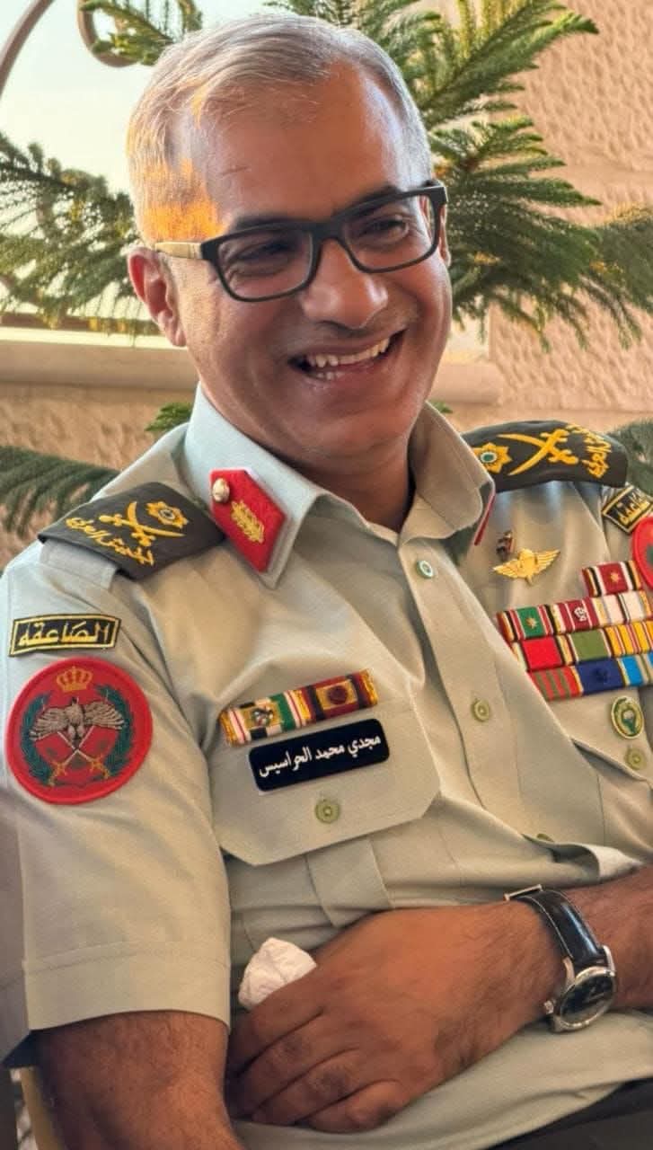 صورة حول : برنامج تقديم التهاني لرئيس هيئة الأركان اللواء الحراسيس برنامج تقديم التهاني لرئيس هيئة الأركان اللواء الحراسيس