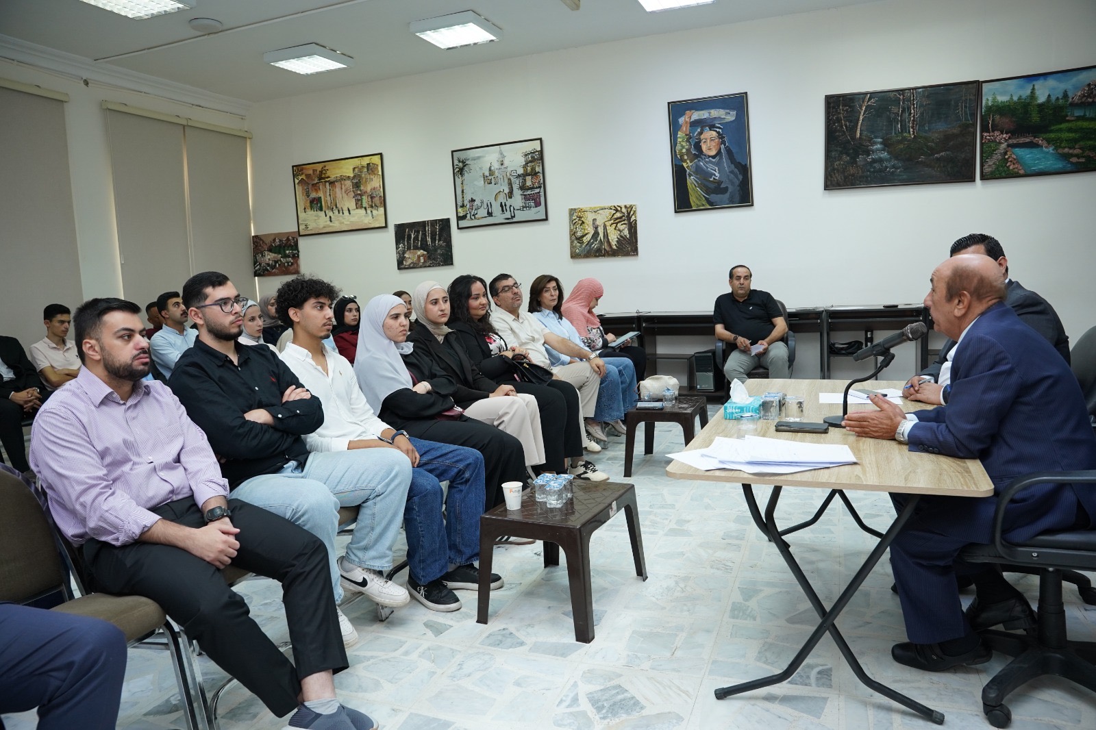 ‏جلسة حوارية حول تمكين الشباب وتعزيز وعيهم بالعمل الحزبي