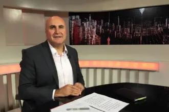 الوزير شحادة بالإنجليزية: فرح ليست استعراضاً.. والأخيرة تشكره بطريقتها