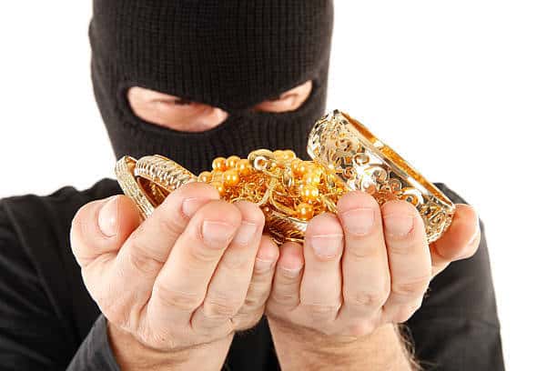 مقنع يسرق ذهب سيدة في معان .. والمفاجأة أن السارق شقيقها! تفاصيل ..