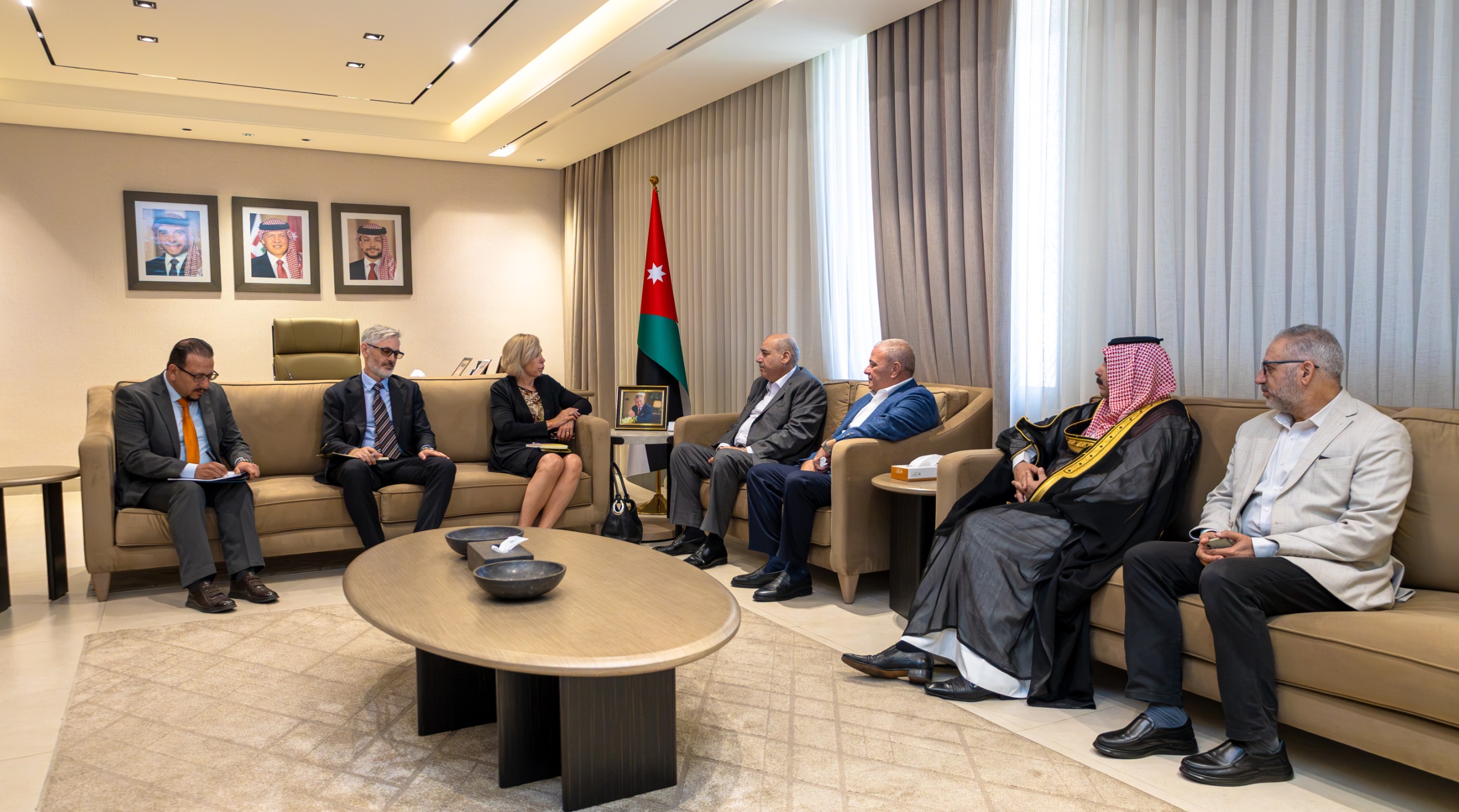 صورة حول : القاضي يلتقي السفيرة الاسترالية القاضي يلتقي السفيرة الاسترالية