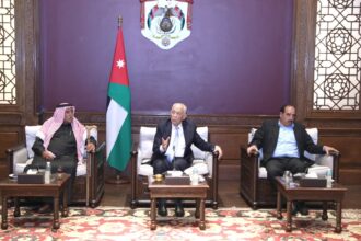 رئيس الديوان الملكي يلتقي وفدا من أبناء عشيرة العزي من البادية الشمالية