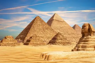 بردية غامضة تعيد الجدل.. هل بنت الكائنات الفضائية الأهرامات؟