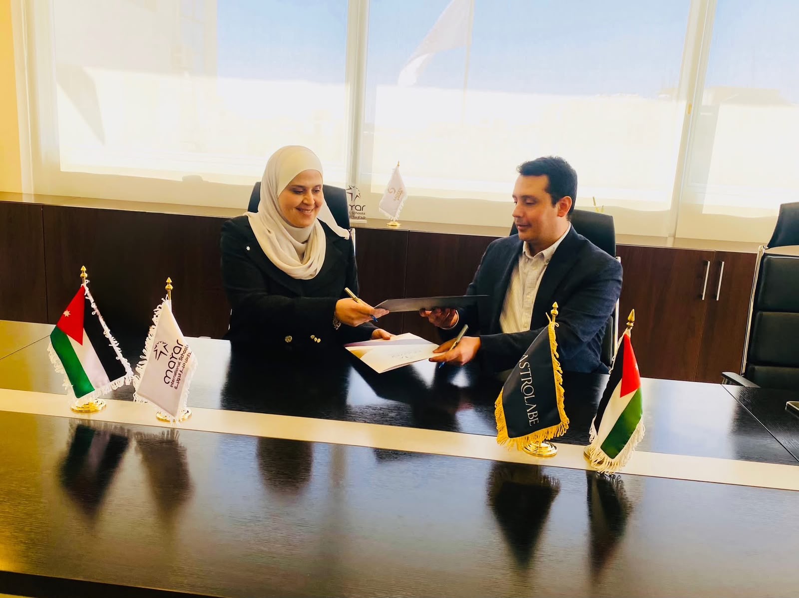 صورة حول : مدارس ميار الدولية تعزّز خدماتها بشراكة جديدة مع أسطرلاب مدارس ميار الدولية تعزّز خدماتها بشراكة جديدة مع أسطرلاب