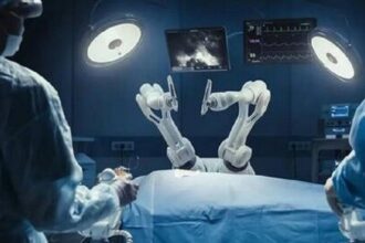 "روبوت" يُجري أوّل زراعة للكبد والكلى... فهل نجحَت؟