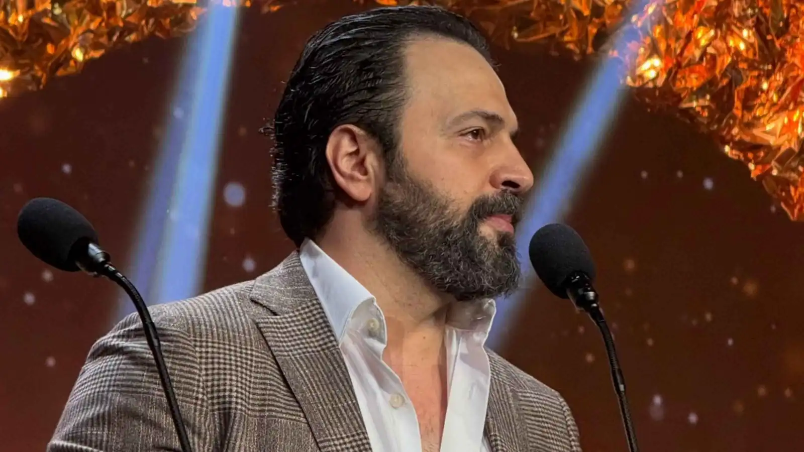 تيم حسن يحرج مراسلة عقب تكريمه عن مسلسل "مولانا"