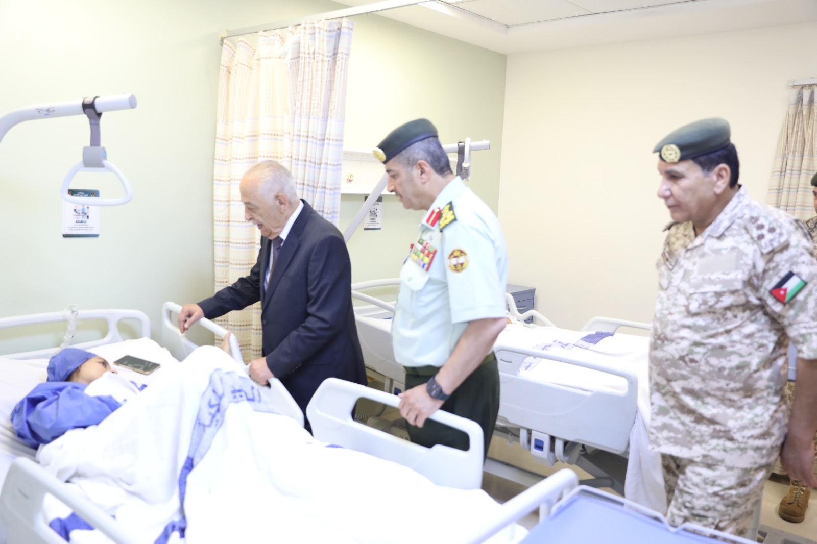 بتوجيهات ملكية.. العيسوي يطمئن على صحة مصابي حادث نويبع وينقل تمنيات الملك وولي العهد لهم بالشفاء