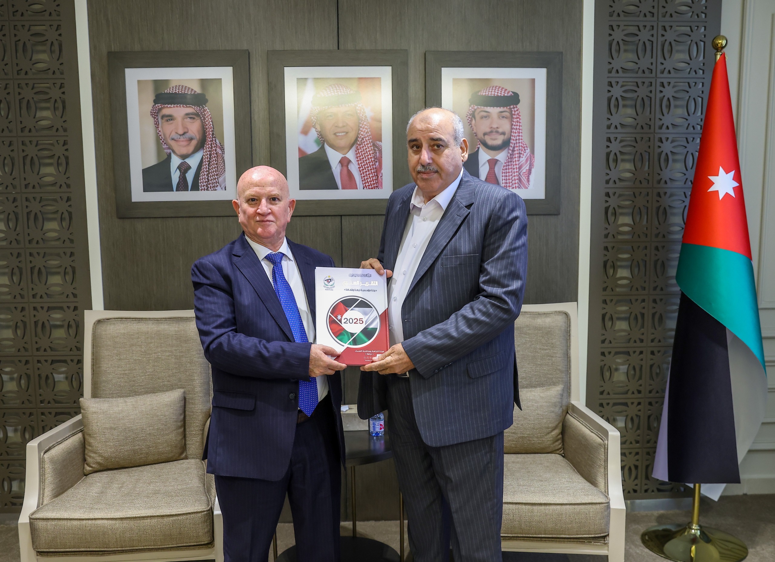 صورة حول : القاضي يتسلم التقرير السنوي لهيئة النزاهة ومكافحة الفساد القاضي يتسلم التقرير السنوي لهيئة النزاهة ومكافحة الفساد
