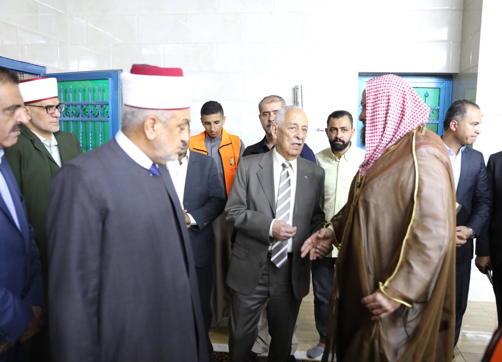 رئيس الديوان الملكي يتفقد مشاريع مبادرات ملكية في الزرقاء ويزور مبنى النادي القوقازي