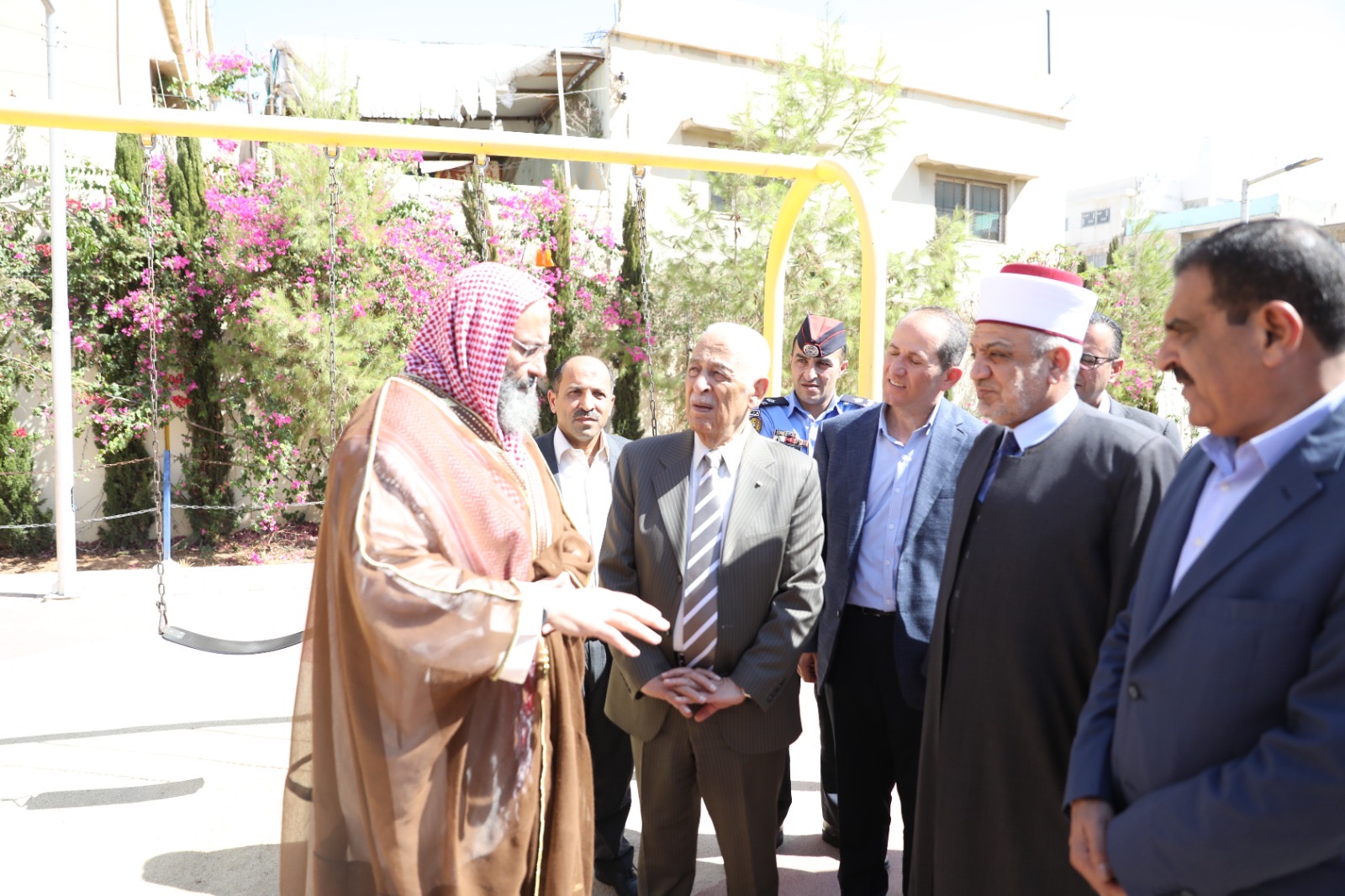 رئيس الديوان الملكي يتفقد مشاريع مبادرات ملكية في الزرقاء ويزور مبنى النادي القوقازي