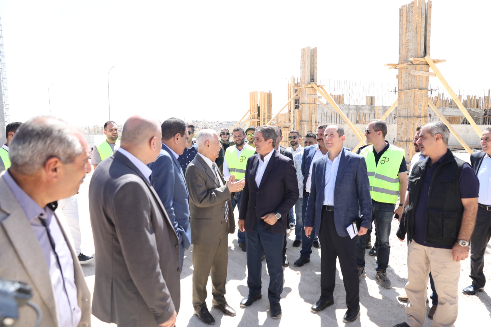 رئيس الديوان الملكي يتفقد مشاريع مبادرات ملكية في الزرقاء ويزور مبنى النادي القوقازي