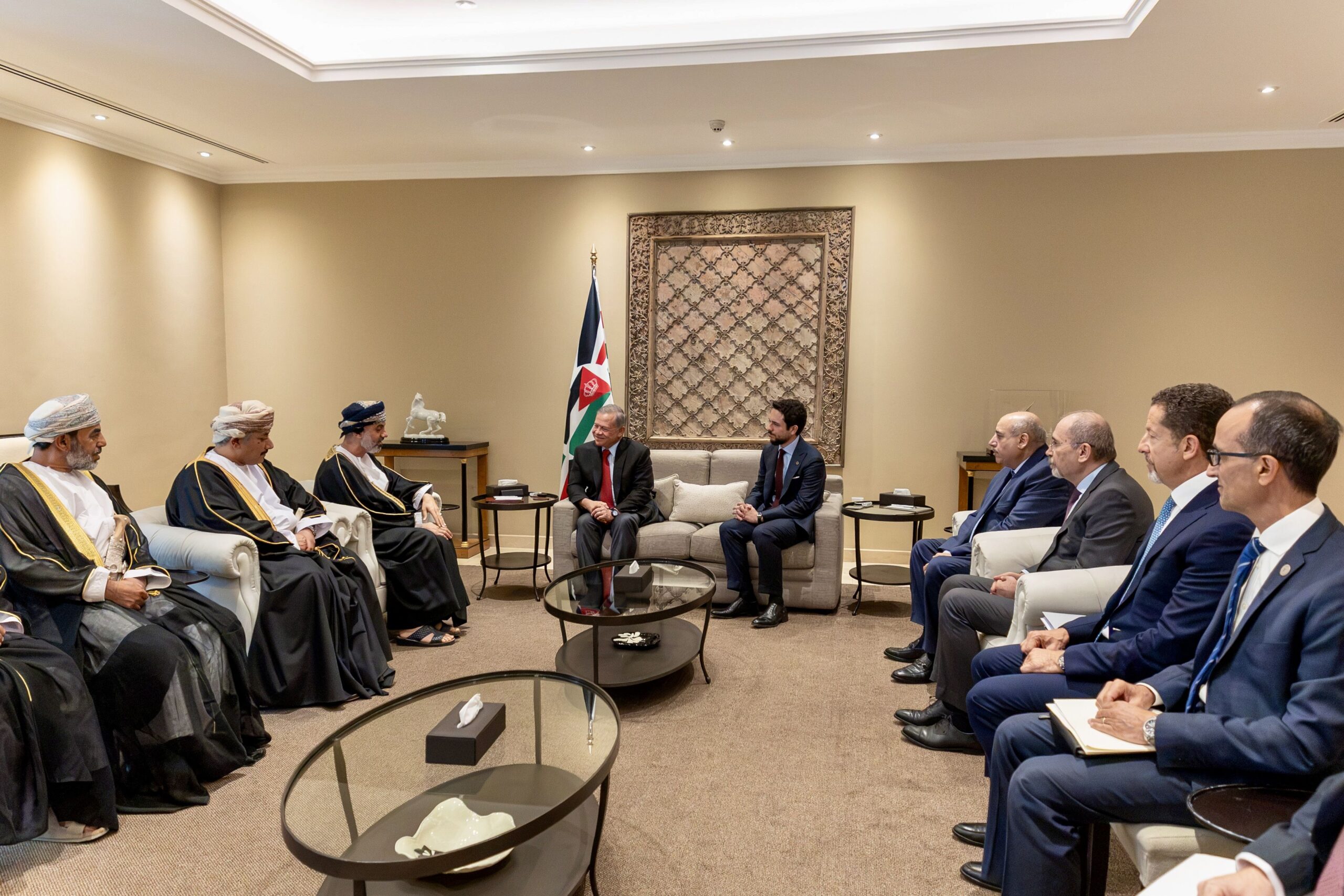 صورة حول : الملك يستقبل رئيس مجلس الشورى في سلطنة عُمان الملك يستقبل رئيس مجلس الشورى في سلطنة عُمان