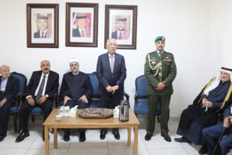 مندوبا عن الملك وولي العهد.. العيسوي يعزي نقرش والغنميين