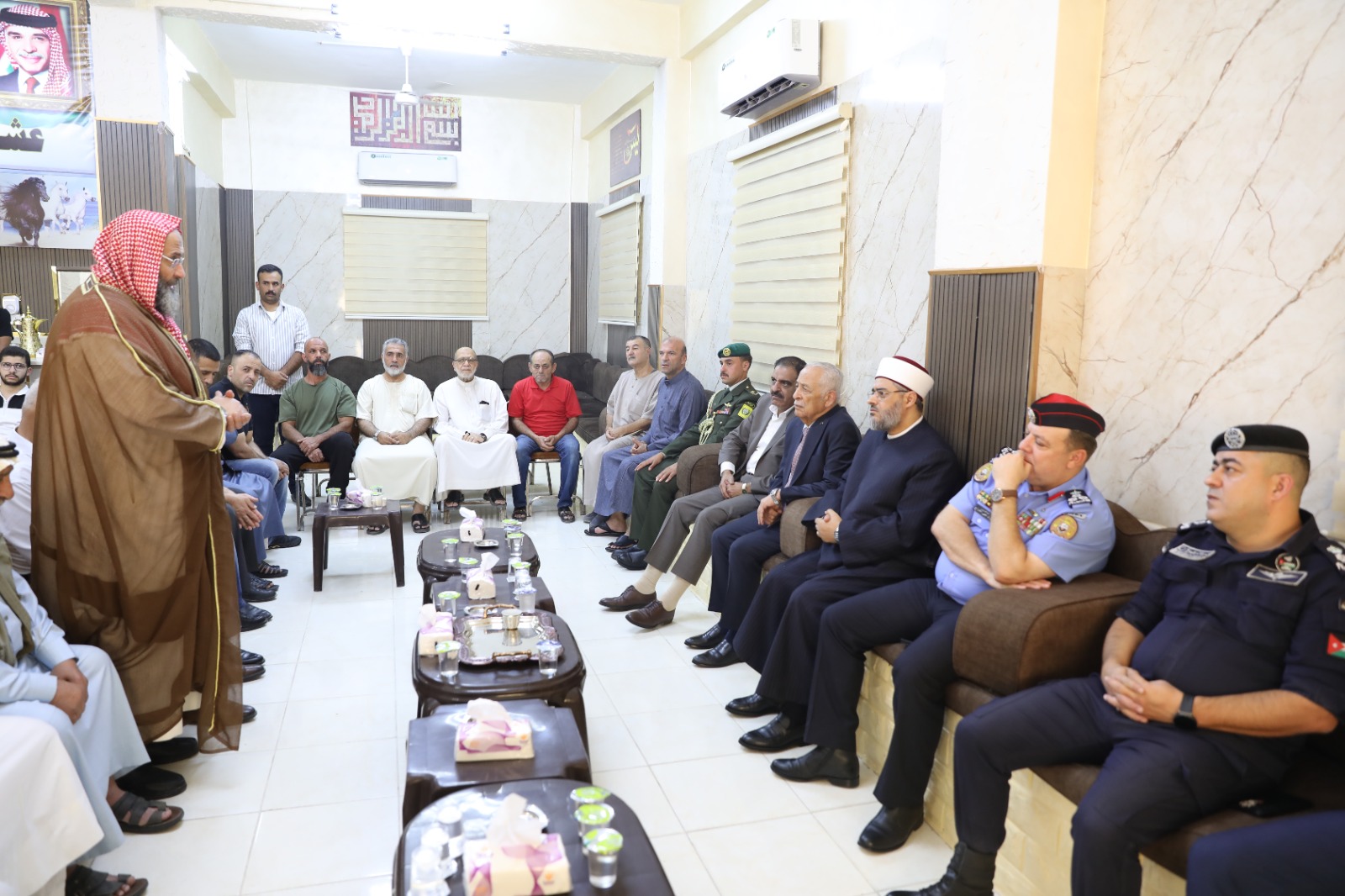 صورة حول : مندوبا عن الملك وولي العهد.. العيسوي يعزي نقرش والغنميين مندوبا عن الملك وولي العهد.. العيسوي يعزي نقرش والغنميين