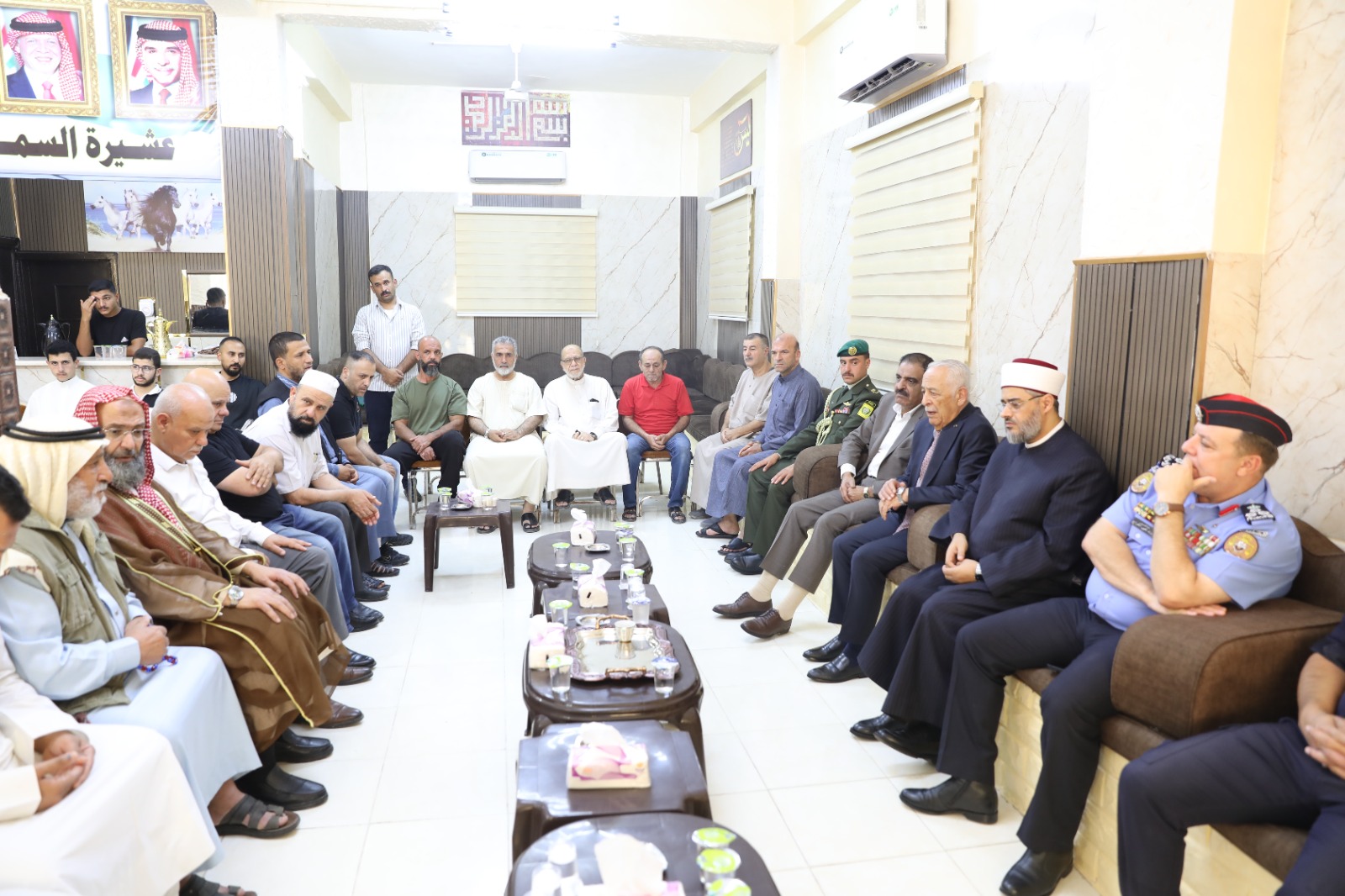 مندوبا عن الملك وولي العهد.. العيسوي يعزي نقرش والغنميين