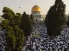 عشرات الآلاف يؤدون صلاة الجمعة في الأقصى رغم حصار البلدة القديمة