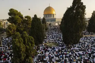 عشرات الآلاف يؤدون صلاة الجمعة في الأقصى رغم حصار البلدة القديمة