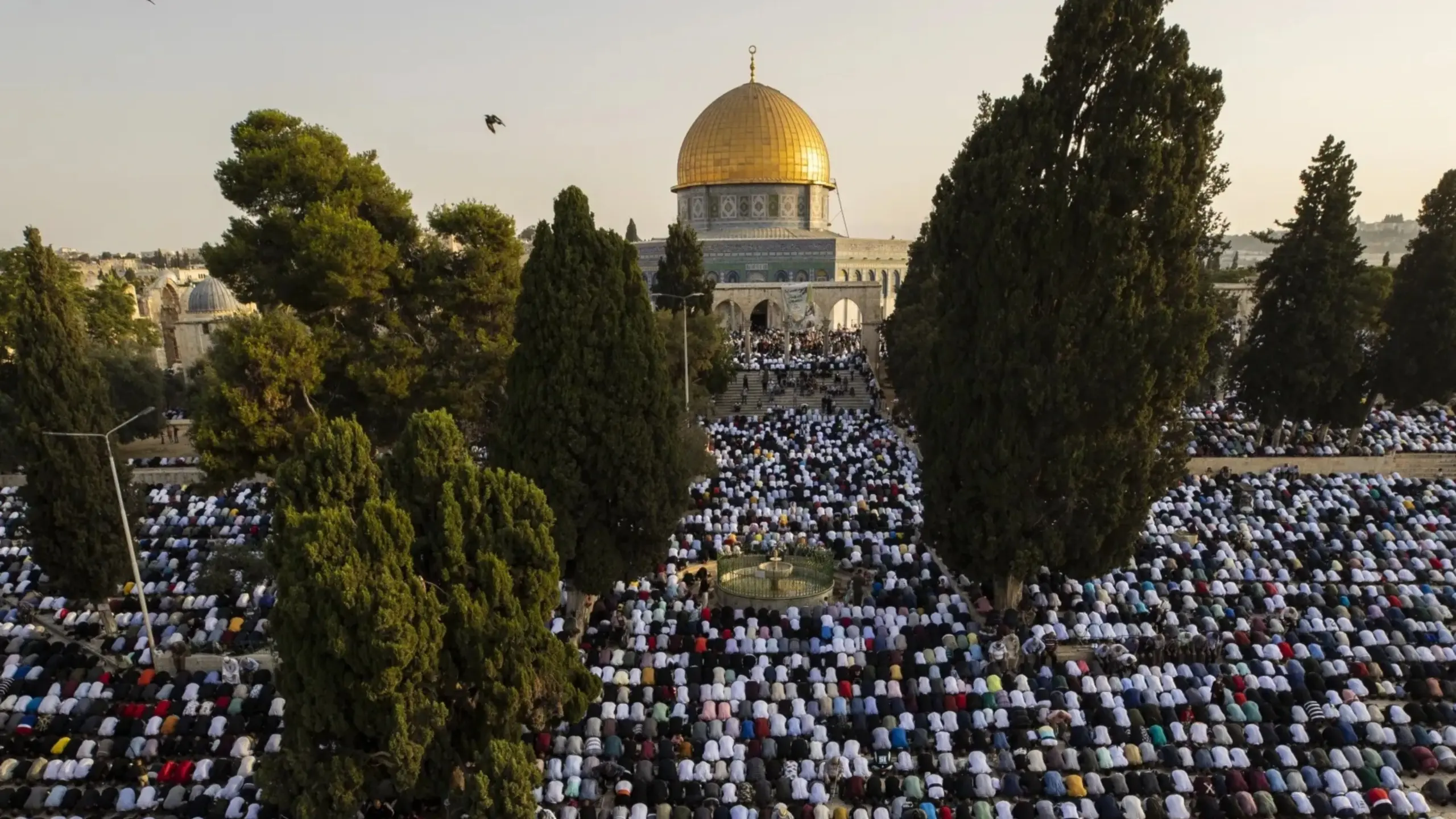 عشرات الآلاف يؤدون صلاة الجمعة في الأقصى رغم حصار البلدة القديمة