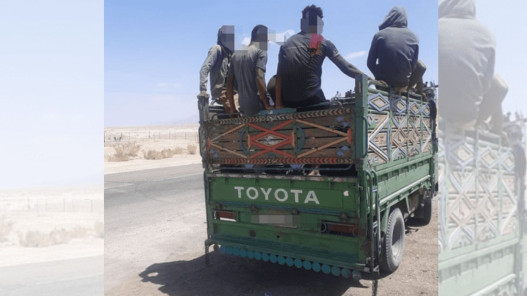 صورة حول : ضبط مركبة تقل 14 راكبًا في صندوقها الخلفي على طريق المطار ضبط مركبة تقل 14 راكبًا في صندوقها الخلفي على طريق المطار