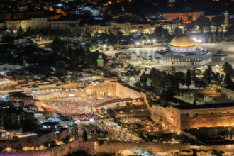 إغلاقات واعتقالات في القدس والضفة.. وإصابات بنيران الاحتلال في غزة