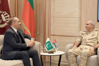 الحراسيس يبحث مع السفير الباكستاني تعزيز التعاون العسكري بين البلدين
