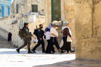 مستوطنون يقتحمون الأقصى بحماية الاحتلال تزامنًا مع «عيد العرش»