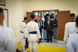 رئيس الوزراء يوجه بتطوير مركز شباب وشابات القادسية في الطفيلة