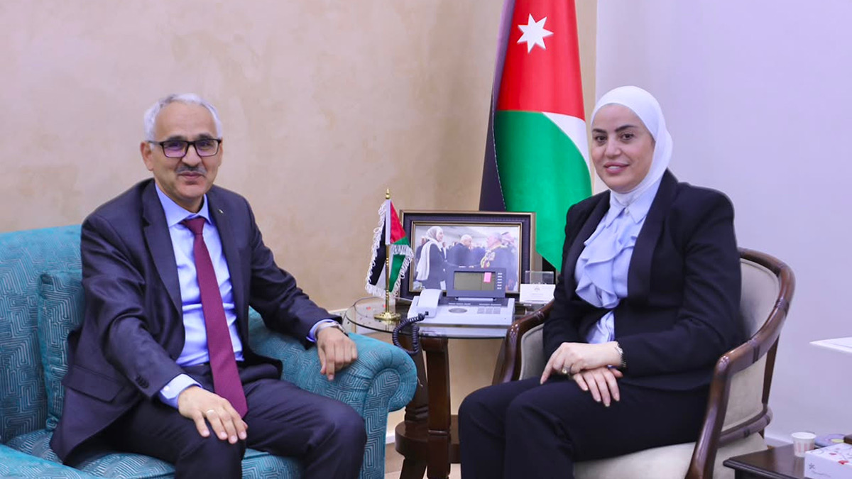 بني مصطفى تبحث مع السفير الجزائري تعزيز التعاون في المجالات الاجتماعية والتنموية
