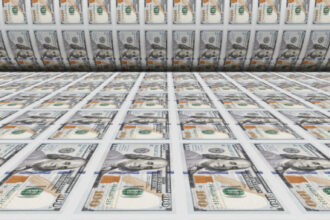 الدولار قرب أعلى مستوياته أمام اليورو.. ومكاسب 2.5% خلال أيلول