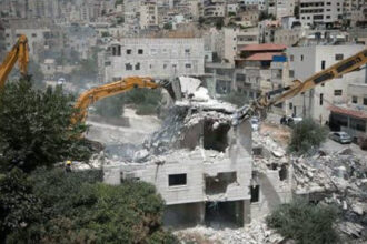الاحتلال يهدم منزلاً ويعتقل 30 فلسطينياً بالضفة