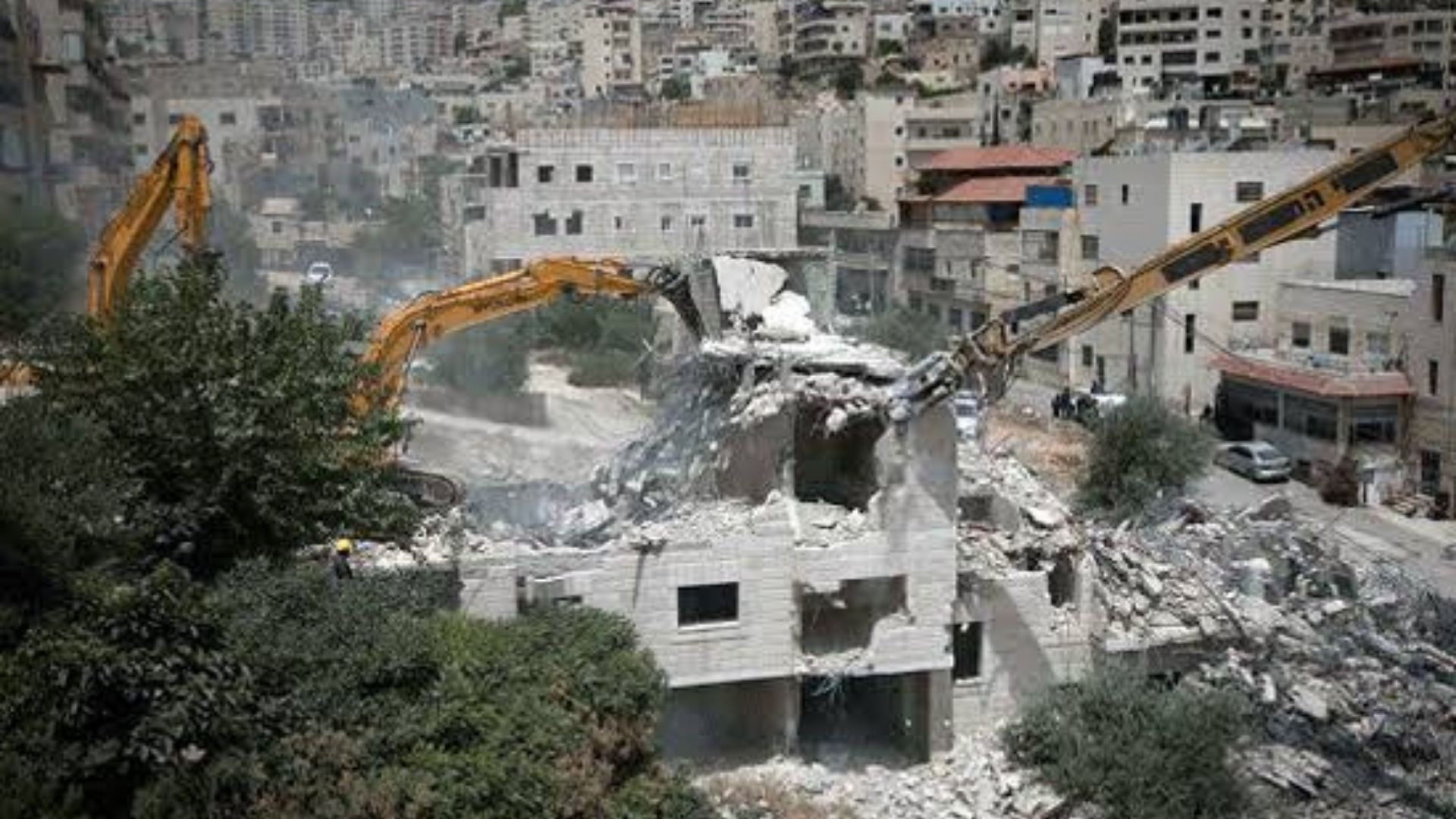 الاحتلال يهدم منزلاً ويعتقل 30 فلسطينياً بالضفة
