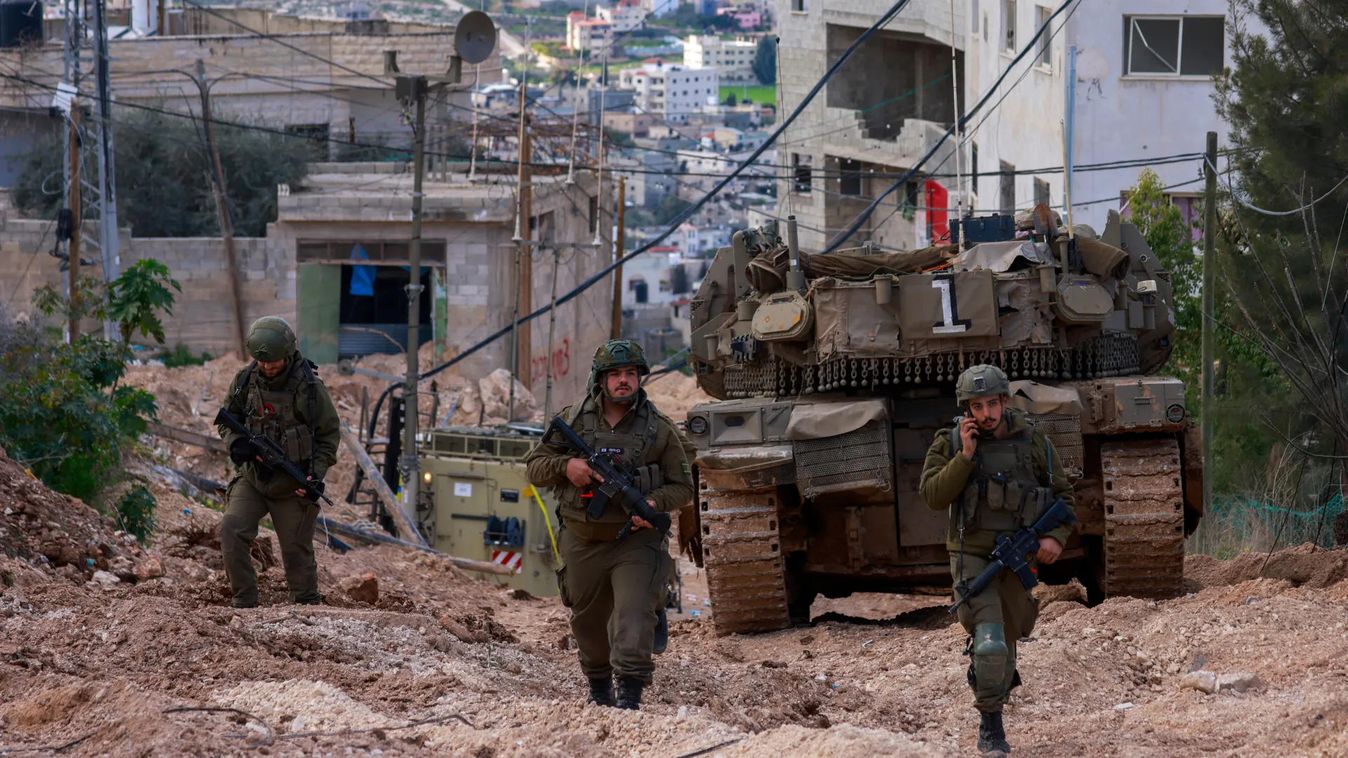 صورة حول : الاحتلال يصعّد انتهاكاته بالضفة ويعتقل 33 فلسطينيا الاحتلال يصعّد انتهاكاته بالضفة ويعتقل 33 فلسطينيا