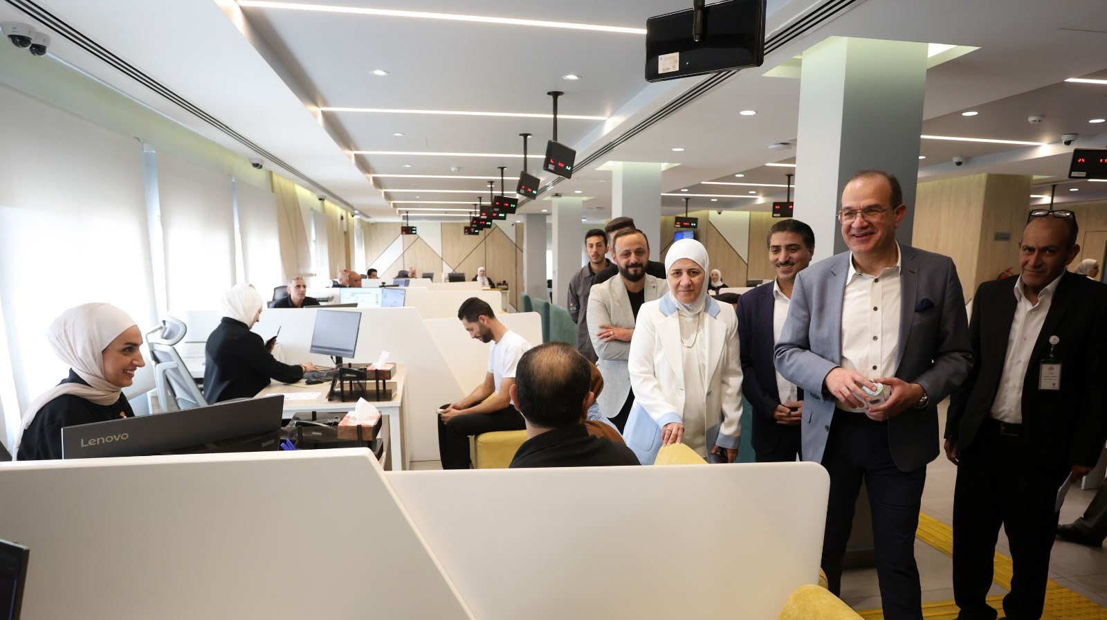 وزير الاقتصاد الرقمي يطلع على عمل مركز الخدمات الحكومية بالعقبة
