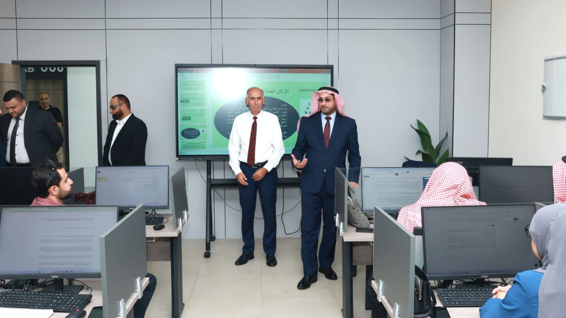 صورة حول : أمين عام الأوقاف يتفقد دورات تدريبية للأئمة والواعظات والمؤذنين أمين عام الأوقاف يتفقد دورات تدريبية للأئمة والواعظات والمؤذنين