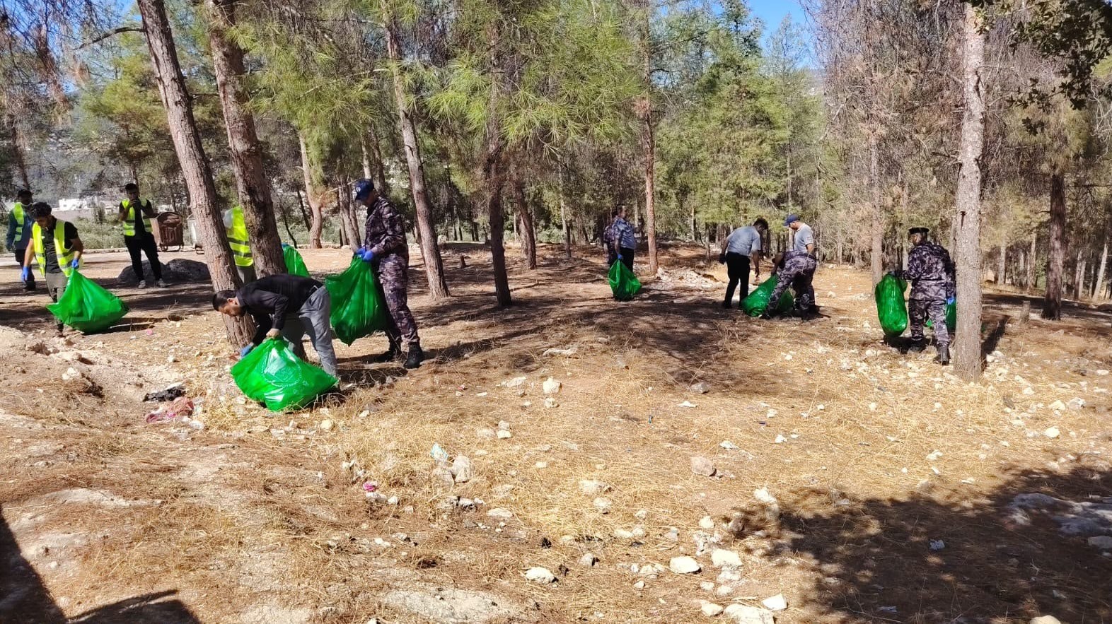صورة حول : وزارة البيئة تنفذ حملات نظافة في المحافظات وزارة البيئة تنفذ حملات نظافة في المحافظات