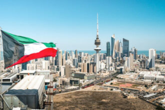 الكويت تعلن السيطرة على حريق بمجمع سكني بعد استهدافه بمسيرة إيرانية