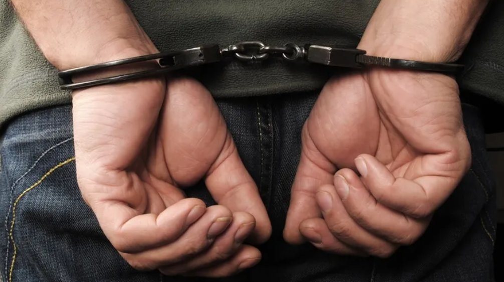 صورة حول : إلقاء القبض على شخص اعتدى على فتاة بواسطة أداة حادة وسط العاصمة إلقاء القبض على شخص اعتدى على فتاة بواسطة أداة حادة وسط العاصمة