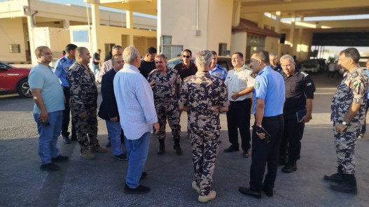 صورة حول : العكاليك يتفقد جمرك جابر ميدانيًا.. وتوجيهات لمعالجة أزمة الشحن العكاليك يتفقد جمرك جابر ميدانيًا.. وتوجيهات لمعالجة أزمة الشحن