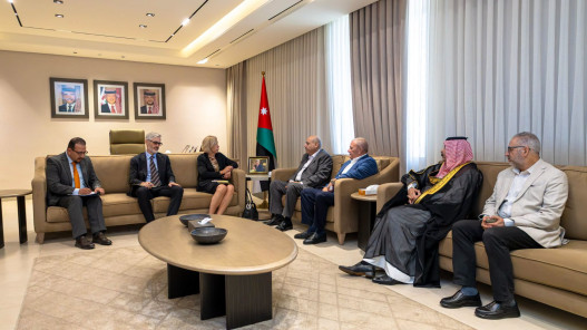 صورة حول : القاضي يبحث مع السفيرة الأسترالية تعزيز التعاون القاضي يبحث مع السفيرة الأسترالية تعزيز التعاون