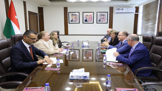 الأردن وبريطانيا يبحثان فرص الاستثمار والشراكة الاقتصادية
