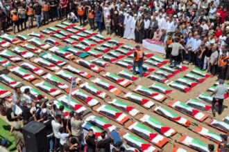 بعد سنوات تحت الركام.. غزة تودّع نحو 100 شهيد في جنازة جماعية