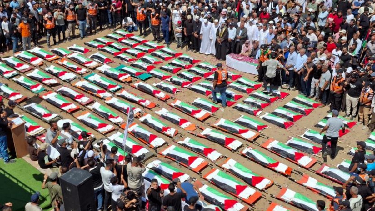 بعد سنوات تحت الركام.. غزة تودّع نحو 100 شهيد في جنازة جماعية