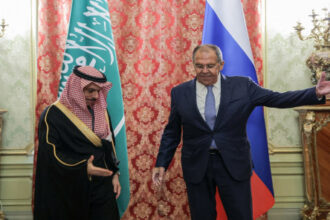 لافروف: روسيا مستعدة للمساعدة في تسوية الوضع بالشرق الأوسط