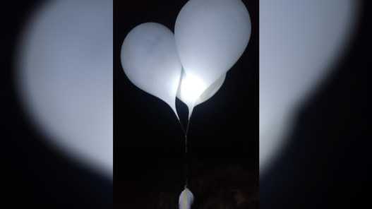 صورة حول : نصف مليون حبة في الجو.. الجيش يحبط 4 محاولات تهريب بالبالونات نصف مليون حبة في الجو.. الجيش يحبط 4 محاولات تهريب بالبالونات