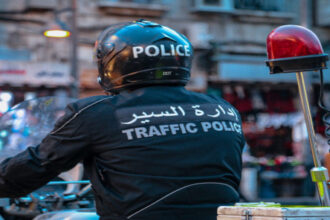 رقيب سير يسارع لإنقاذ طفل مصاب بعد سقوطه في الشارع العام