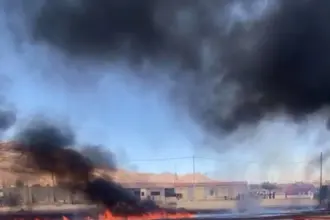 انقلاب واشتعال صهريج محمل بمادة نفطية يغلق طريق مطار القويرة