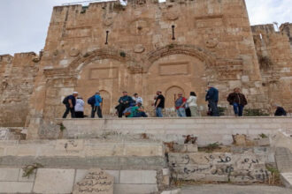 محافظة القدس تحذر من مخطط لفرض طقوس يهودية متكررة قرب باب الرحمة