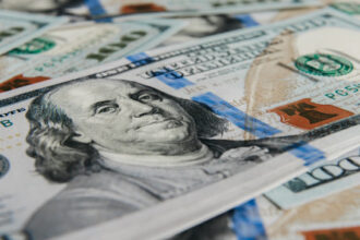 الدولار يقترب من أعلى مستوى في أسبوعين..