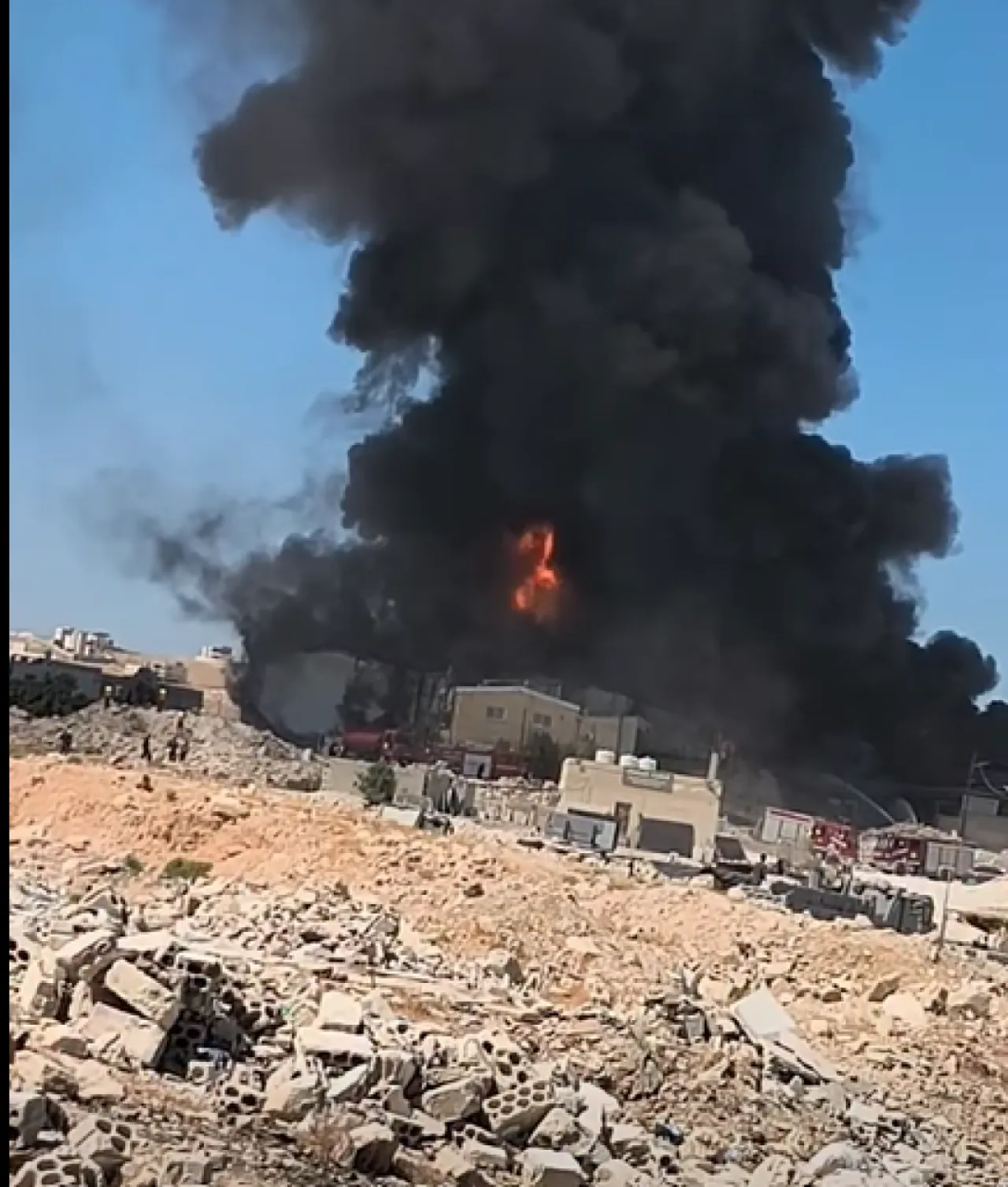 صورة حول : عاجل| الدفاع المدني يتعامل مع حريق داخل مصنع للدهانات في الزرقاء عاجل| الدفاع المدني يتعامل مع حريق داخل مصنع للدهانات في الزرقاء