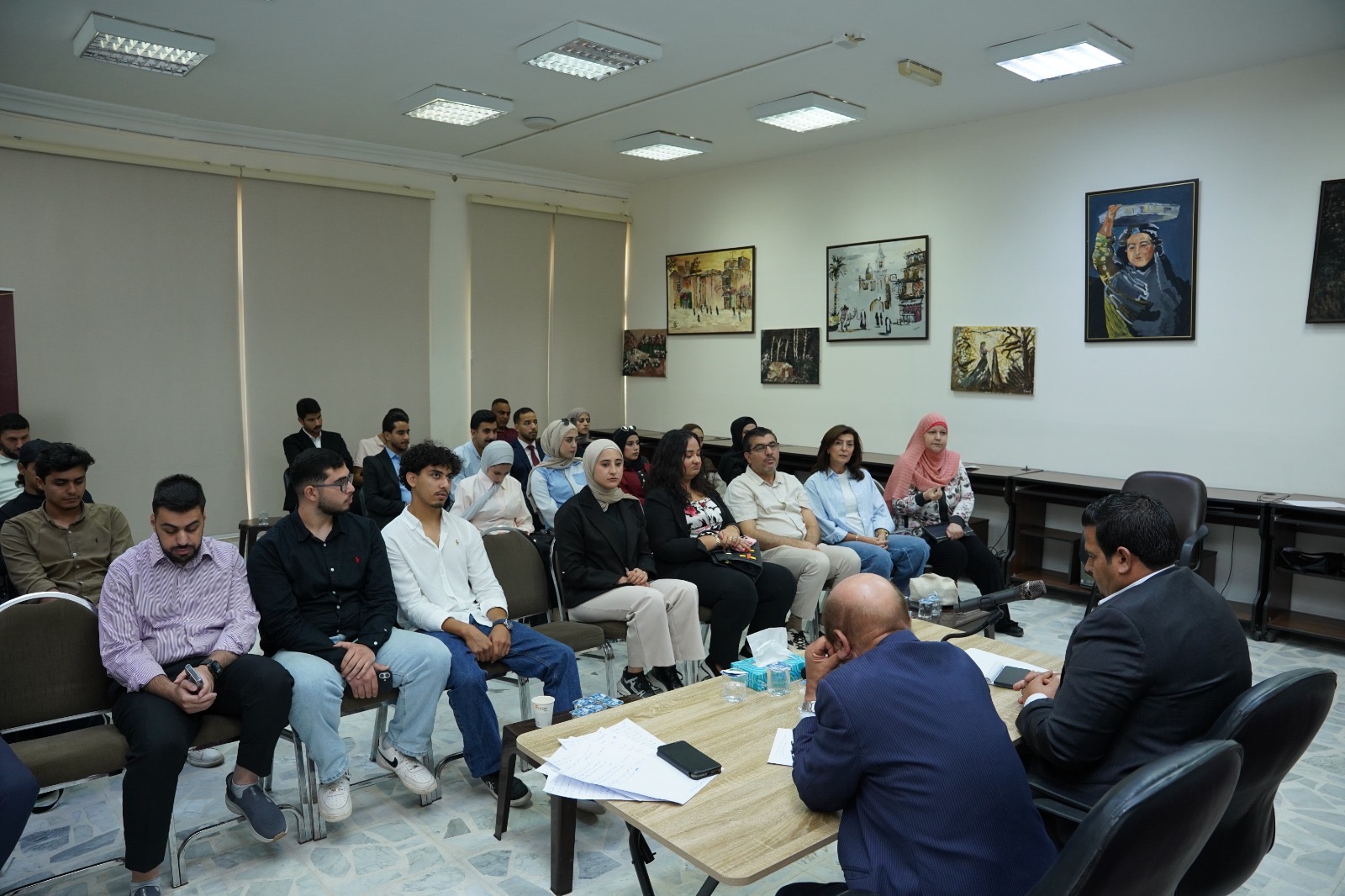 ‏جلسة حوارية حول تمكين الشباب وتعزيز وعيهم بالعمل الحزبي